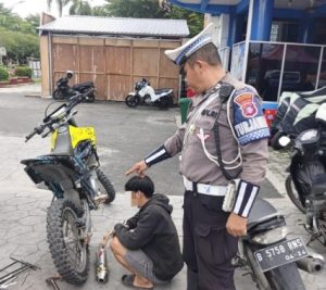 Anggota Satlantas Polresta Palangka Raya meminta pemotor melepas knalpot brong. (wartabanjar.com - Ist. Humas)