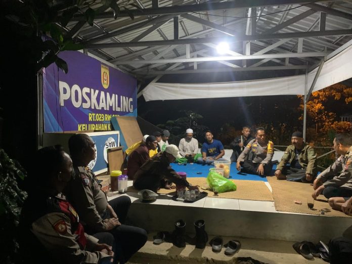 Kapolsek Banjarbaru Utara bersama jajaran bersilaturahmi dengan warga di Kelurahan Kemuning, Jumat malam. (wartabanjar.com - Ist. Humas Polsek)