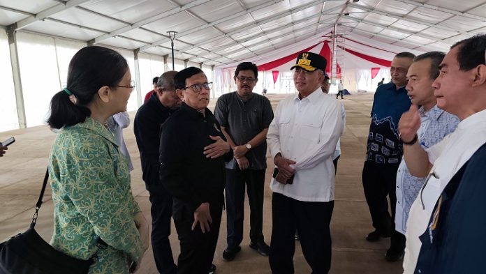 Ketum PWI Pusat, Hendry Ch Bangun, dan jajaran bersama Gubernur H Muhidin meninjau lokasi acara puncak HPN 2025 Kalsel, Sabtu. (wartabanjar.com - Ist. Humas PWI Kalsel)