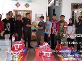 Pemkab Tanah Bumbu Serahkan Bantuan kepada Korban Kebakaran di Desa Sejahtera