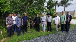 Jajaran PWI Pusat dan Kalsel meninjau persiapan Arboretum Ayu Tirta disambut Chendrawan Sugianto. (wartabanjar.com - Ist. Humas PWI Kalsel)