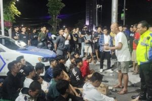 Jajaran Satlantas Polresta Palangka Raya memberikan nasihat kepada remaja yang melakukan aksi balapan liar, Minggu dini hari. (wartabanjar.com - Ist. Humas Polresta Palangka Raya)