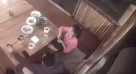 Korban Uswatun Hasanah dan pelaku Atok terekam CCTV sedang makan disebuah rumah makan lesehan. (wartabanjar.com - Ist. @folkshiff)