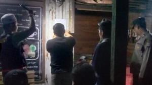 Tim gabungan Kecamatan Haruai melakukan penertiban warung malam di Desa Wirang, Minggu malam. (wartabanjar.com - Ist. Humas Polres Tabalong)