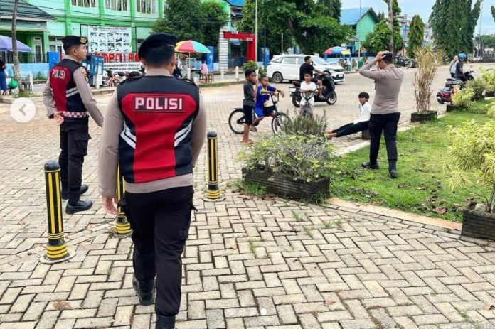 Anggota Polres Tanah Laut melakukan patroli di fasilitas umum untuk memastikan terjaganya kamtibmas. (wartabanjar.com - Ist. Humas)