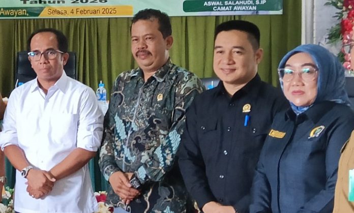 Anggota DPRD Balangan, Dimas Febriandie, Nur Fariani, Pahrul, dan Fathurrahman menghadiri Musrenbang Kecamatan Awayan, Selasa. (wartabanjar.com - Alfi)