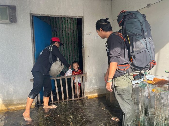 Anggota Mapala Uniska Syekh Muhammad Arsyad Al Banjari menyerahkan bantuan untuk korban banjir. (wartabanjar.com - Ist. Mapala Uniska)