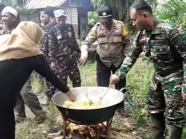 Polres Banjar Distribusikan Bantuan dan Memasak Makanan untuk Korban Banjir di Cintapuri Darussalam