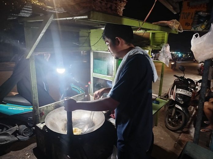 Pedagang nasi goreng di Jalan Veteran ini mengakui kesulitan mendapatkan LPG 3 kg. (wartabanjar.com - Ramadan Anwar)