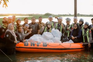 Satlantas Polres Banjar bersama EBR memberikan bantuan sembako untuk korban banjir di Desa Munggu Raya. (wartabanjar.com - Ist. Humas Polres Banjar)