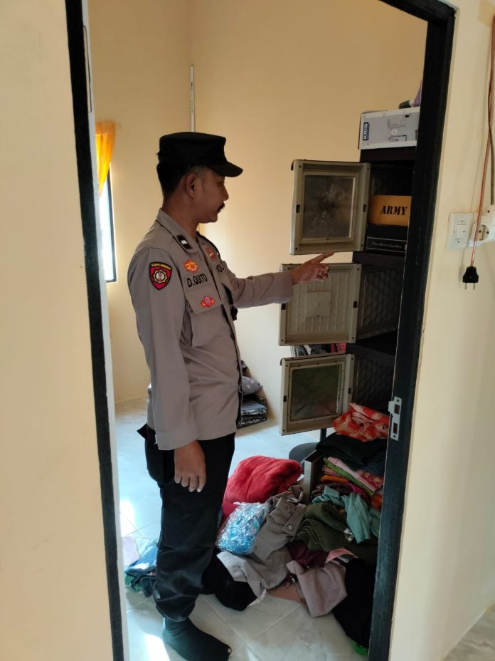 Anggota Polsek Kertak Hanyar melakukan pengecekan di rumah korban pencurian oleh pelaku yang berpura-pura jadi ojol. (wartabanjar.com - Ist. Dok. Polsek Kertak Hanyar)