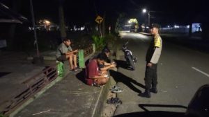 Anggota Polsek Tanta, Polres Tabalong, melakukan patroli dialogis dengan mendatangi sejumlah tempat warga biasa berkumpul. (wartabanjar.com - Ist. Humas)