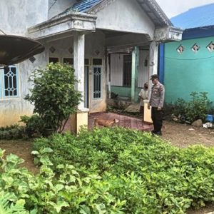 Anggota Polsek Upau meninjau kebun milik warga untuk memastikan kondisinya demi mendukung ketahanan pangan. (wartabanjar.com - Is. Humas)