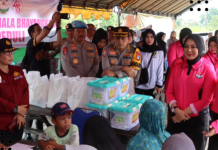 Kapolda Bersama Ketua Bhayangkari Kalsel Salurkan Bantuan untuk Korban Banjir Astambul dan Martapura Barat
