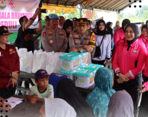 Kapolda dan Ketua Bhayangkari Kalsel menyerahkan bantuan untuk korban banjir di Kabupaten Banjar, Rabu. (wartabanjar.com - Ist. Humas Polres Banjar)