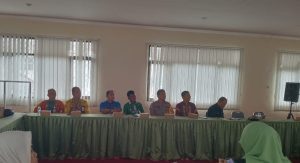 Kapolsek Murung Pudak, Polres Tabalong, mengikuti rapat membahas persiapan pasar Ramadhan. (wartabanjar.com - Ist. Humas)