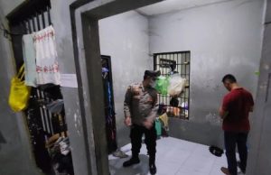 Personel Polsek Banjarmasin Timur melakukan penggeledahan di ruang tahanan mapolsek, Rabu pagi. (wartabanjar.com - Ist. Humas)