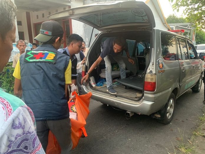 Tim relawan mengevakuasi korban gantung diri di Kota banjarbaru untuk dibawa ke rumah sakit. (wartabanjar.com - Ist. Dok. Polres Banjarbaru)