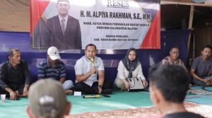Wakil Ketua DPRD Kalsel, M Alpiya Rakhman, saat reses di Desa Teluk Kepayang, Kabupaten Tanah Bumbu. (wartabanjar.com - Ist. Humas Setwan)