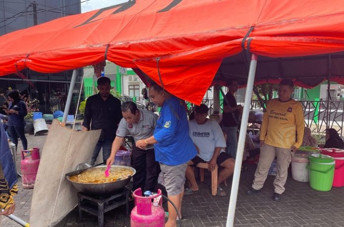 Dapur umum untuk korban banjir didirikan warga dan relawan di Kecamatan Bati-Bati. (wartabanjar.com - Syaifullah)