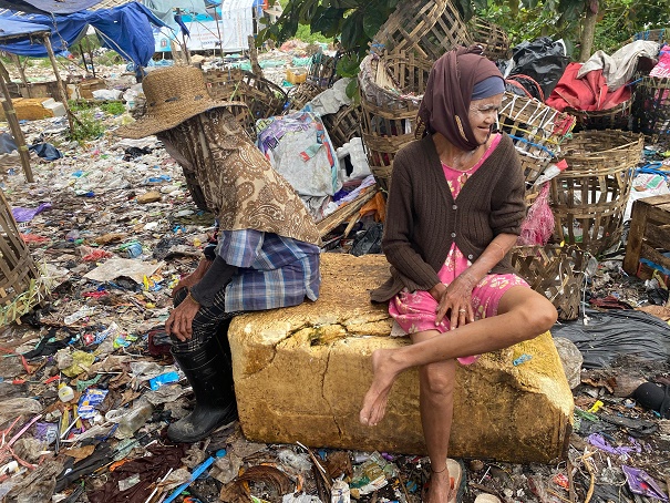 Pemulung yang biasa mencari barang di TPA Basirih harus kehilangan mata pencarian setelah TPA disegel. (wartabanjar.com - Riska)