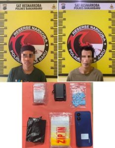 Pengedar narkoba diamankan Polres Banjarbaru berikut barang bukti yang disita. (wartabanjar.com - Ist. Humas)