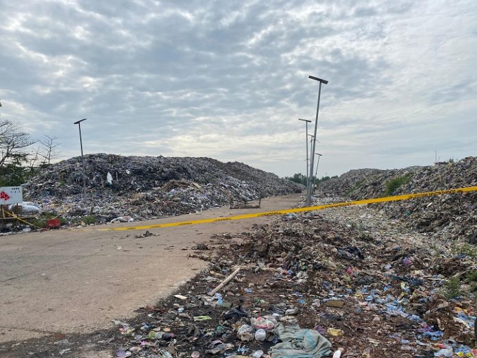 TPA Basirih diberi garis kuning tanda penyegelan oleh Kementerian LH, Kamis 6 Februari 2025. (wartabanjar.com - Riska)