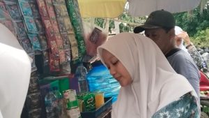 Aini Zahra, siswi MAN Serdang Bedagai membantu orangtuanya jualan es. (wartabanjar.com - Istimewa)
