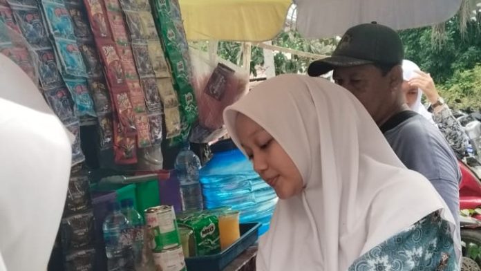 Aini Zahra, siswi MAN Serdang Bedagai membantu orangtuanya jualan es. (wartabanjar.com - Istimewa)