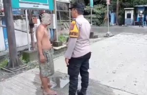 Bhabinkamtibmas Polsek KPL melakukan pendepatan persiasif terhadap ODGJ yang berada di kawasan pelabuhan Trisakti Banjarmasin. (wartabanjar.com - Ist. Humas)