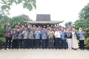 Gubernur H Muhidin didampingi Wakil Gubernur Terpilih Hasnuryadi Sulaiman bersama jajaran pejabat Pemprov Kalsel di TMII, Jakarta, Kamis. (wartabanjar.com - Ist. MC Kalsel)
