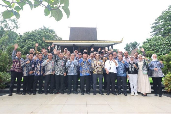 Gubernur H Muhidin didampingi Wakil Gubernur Terpilih Hasnuryadi Sulaiman bersama jajaran pejabat Pemprov Kalsel di TMII, Jakarta, Kamis. (wartabanjar.com - Ist. MC Kalsel)