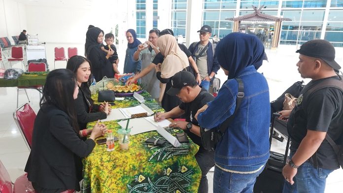 Peserta HPN 2025 dari berbagai provinsi registrasi saat tiba di Bandara Syamsudin Noor Banjarmasin. (wartabanjar.com - Ist. Humas PWI)