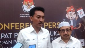 Saidi Mansyur didampingi Said Al-Idrus memberikan keterangan pers usai penetapan Bupati-Wakil Bupati Banjar terpilih oleh KPU, Kamis malam. (wartabanjar.com - Ikhsan)