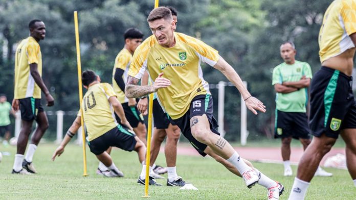 Skuad Persebaya Surabaya melakukan latihan. (wartabanjar.com - st. LIB)