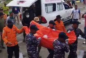 Evakuasi jasad jurnalis Metro TV yang menjadi korban meledaknya kapal Basarnas di Maluku Utara. (wartabanjar.com - Ist. Puspen TNI)