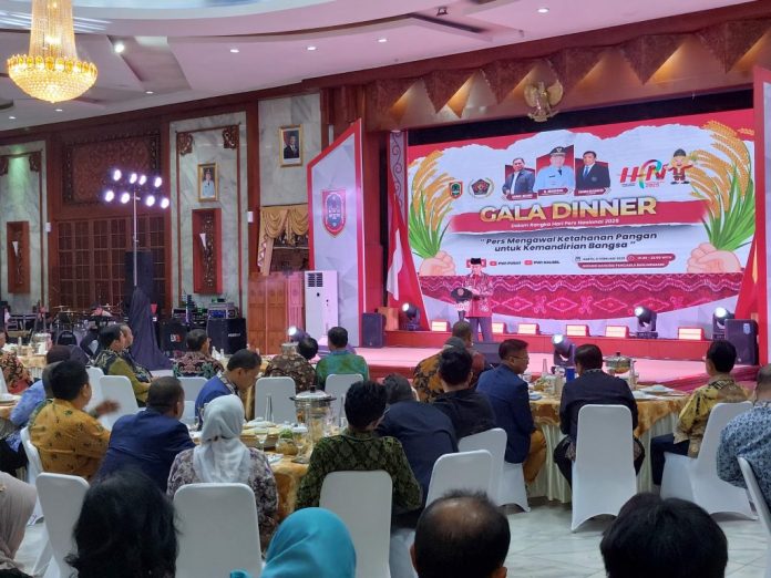 Gubernur Kalel H Muhidin memberikan sambutan pada acara Gal Dinner HPN 2025 di Gedung Mahligai Pancasila, Sabtu. (wartabanjar.com - Ist. MC Kalsel)