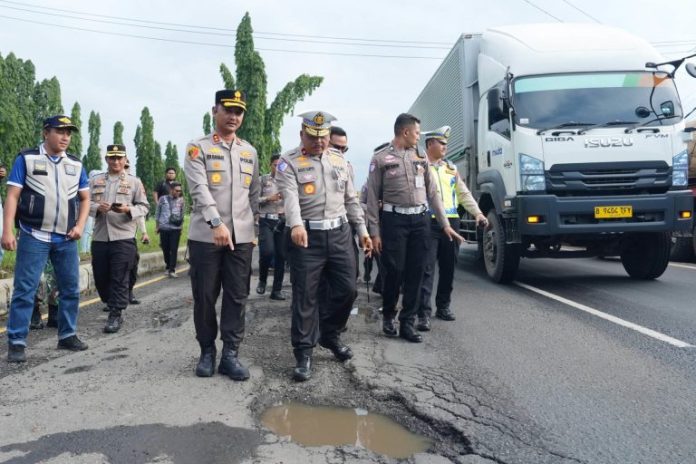 Kakorlantas Polri, Brigjen Pol Drs Agus Suryonugroho SH MHum meninjau jalur Pantura. (wartabanjar.com - Ist. Tribrata)