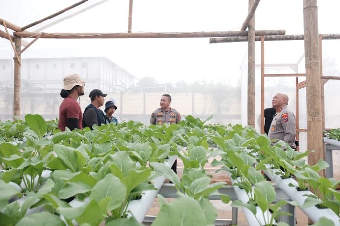 Karo Penmas Divisi Humas Polri, Brigjen Pol Trunoyudo Wisnu Andiko berdialog dengan petugas Green House milik Polda Kalsel. (wartabanjar.com - Ist. Dok. Polda Kalsel