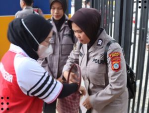 Polres Banjar juga turunkan Polwan untuk pengamanan laga Barito Putera vs Semen Padang di Stadion Demang Lehman, Sabtu. (wartabanjar.com - Ist, Humas)