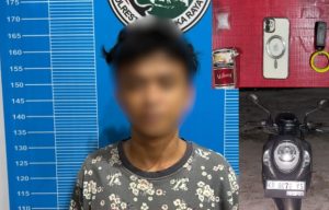 Tersangka dan barang bukti narkoba serta motor yang diamankan polisi. (wartabanjar.com - Ist. Humas Polresta Palangka Raya)