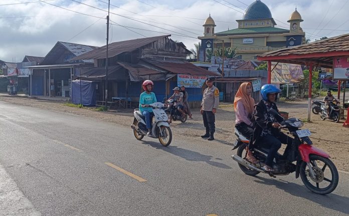 Anggota Polsek Jaro memantau dan mengatur lalu lintas Senin pagi. (wartabanjar.com - Ist. Humas)