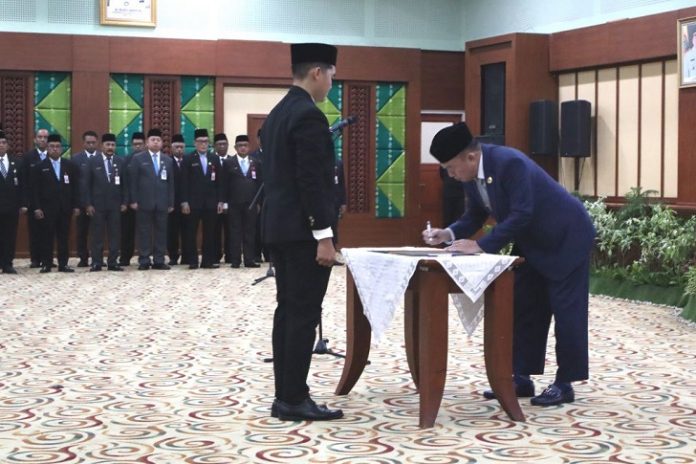 Gubernur H Muhidin menandatangani berita acara pengukuhan pejabat administrator dan pengawas di lingkup Pemprov Kalsel, Senin. (wartabanjar.com - Ist. MC Kalsel)