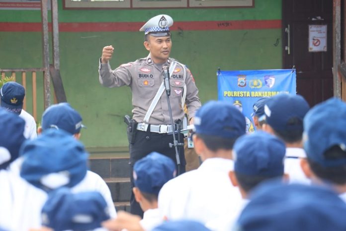 Jajaran Satlantas Polresta Banjarmasin sosialisasi mengenai tertib lalu linhtas di SMPN 35, Senin. (wartabanjar.com - Ist. Humas)