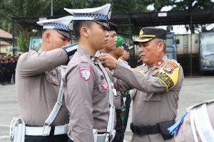 Wakapolres Tanah Laut memasang pita kepada anggota menandai dimulainya pelaksanaan Operasi Kewilayahan Keselamatan Intan 2025. (wartabanjar.com - Ist. Humas)