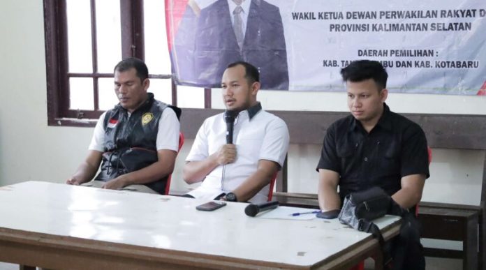 Wakil Ketua DPRD Kalsel, HM Alpiya Rakhman, saat reses di Desa Sungai Danau, Satui, Kabupaten Tanah Bumbu. (wartabanjar.com - Ist. Humas Setwan)