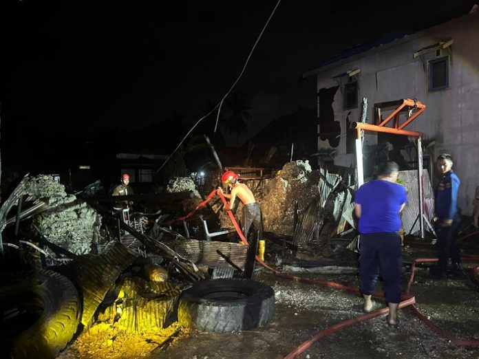 Anggota DPKP Kota Banjarmasin bersama tim Damkar gabungan melakukan pembasahan puing kebakaran di Kuin Utara, Rabu. (wartabanjar.com - Iqnatius Aprianus)