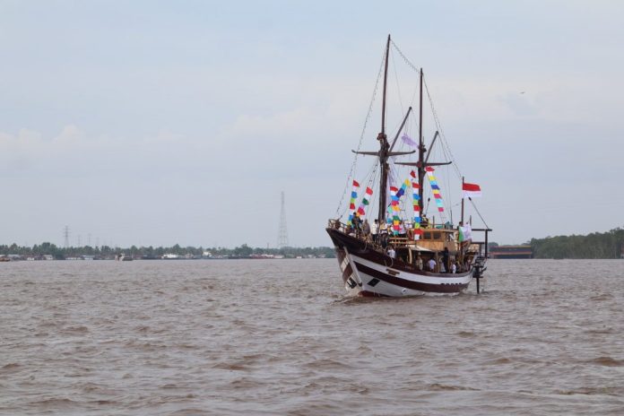 Kapal wisata Pinisi Barito River Cruise resmi dilaunching Gubernur Kalsel, H Muhidin, Rabu. (wartabanjar.com - Ist. MC Kalsel)