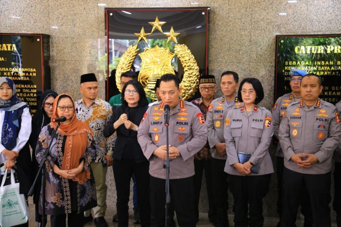 Kapolri Jenderal Listyo Sigit Prabowo dan Ketua PBNU Bidang Kesejahteraan, Alissa Wahid, memberikan keterangan usai melakukan pertemuan. (wartabanjar.com - Ist. Tribrata)