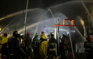 Tim Damkar gabungan Kota Banjarmasin memadamkan api yang berkobar di Kuin Utara, Rabu subuh. (wartabanjar.com - Iqnatius Aprianus)